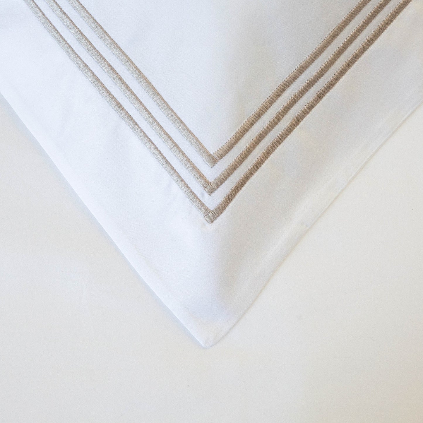 Funda nórdica de algodón egipcio de 800 hilos de Milán, color blanco con cordón de tres filas de visón
