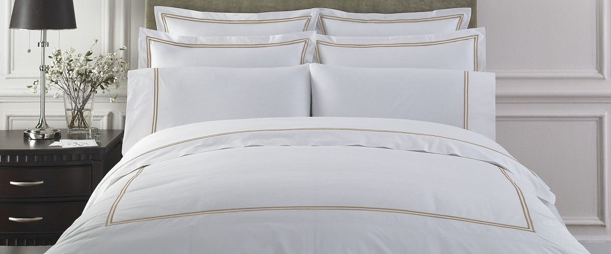 PIMA 750 Fil Satin de Coton avec Cordon Doré 2 rangs - Drap Plat