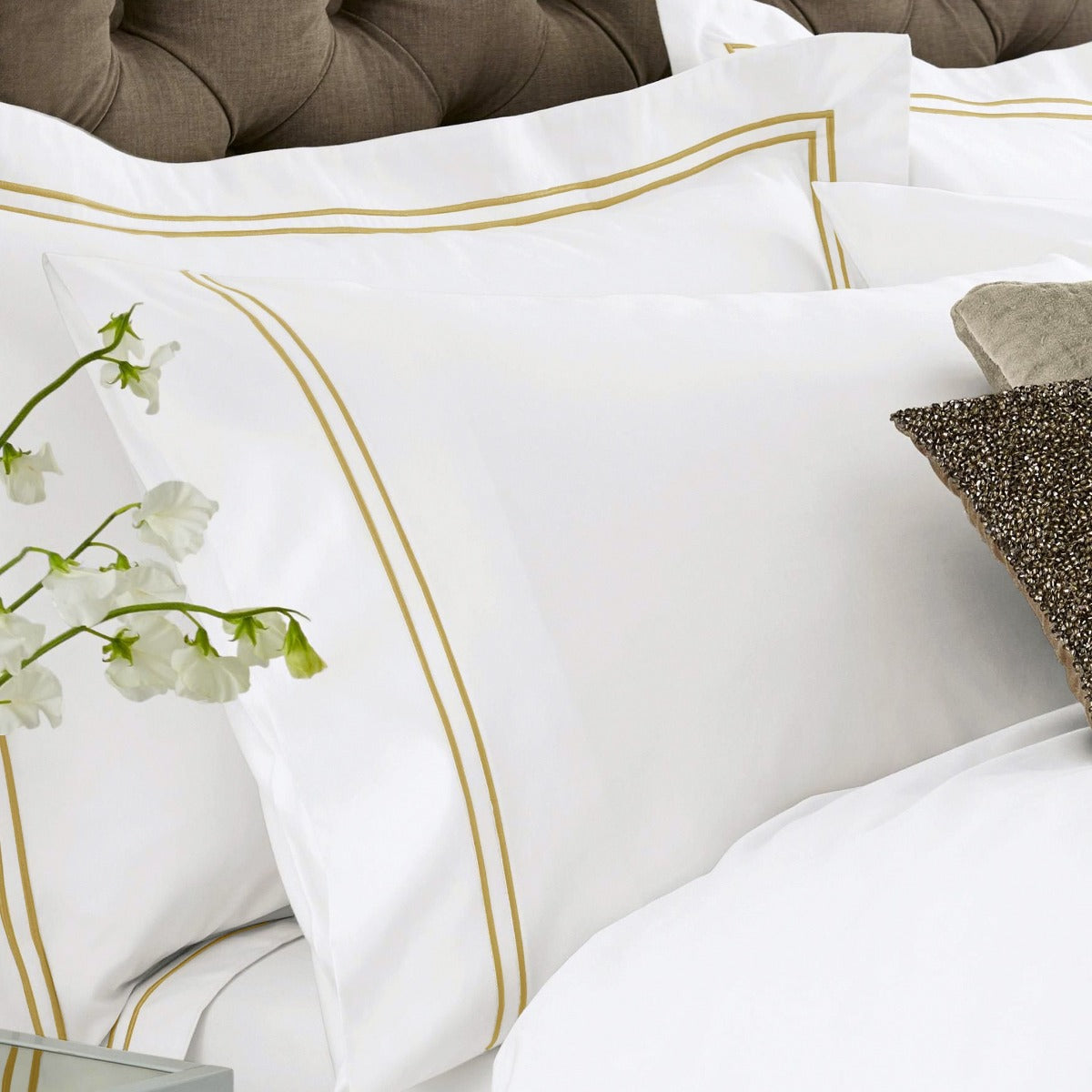 PIMA 750 Fil Satin de Coton avec 2 rangs Cordon Doré - Taie d'oreiller