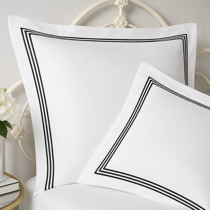 Milano Egyptian 800 fil coton - blanc avec cordon noir à trois rangées - taie d'oreiller