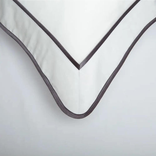 Monaco Egyptian 550 Thread Cotton Sateen - Acabamento cinza antracite - Almofada emoldurada
