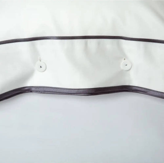 Monaco Egyptian 550 Thread Cotton Sateen - Acabamento cinza antracite - Fronha com botões